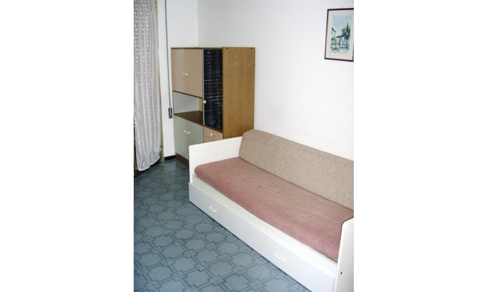 apartmanok ZENITH: nem felújított nappali (példa)