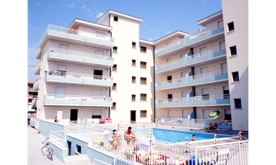 résidence LIVENZA: exterior avec piscine