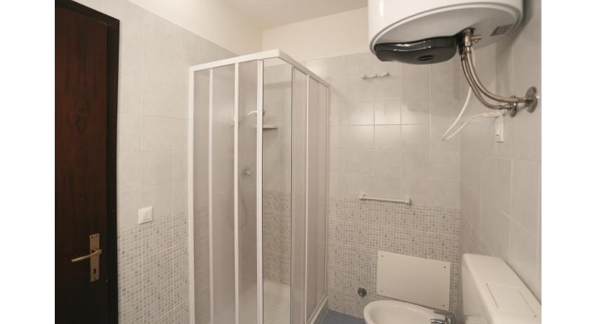 Ferienwohnungen HOLIDAY: B5 - Badezimmer mit Duschkabine (Beispiel)