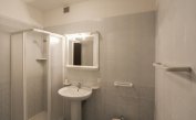 appartamenti HOLIDAY: C7 - bagno con box doccia (esempio)