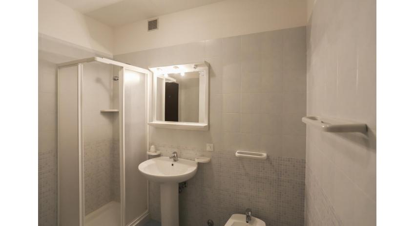 Ferienwohnungen HOLIDAY: C7 - Badezimmer mit Duschkabine (Beispiel)
