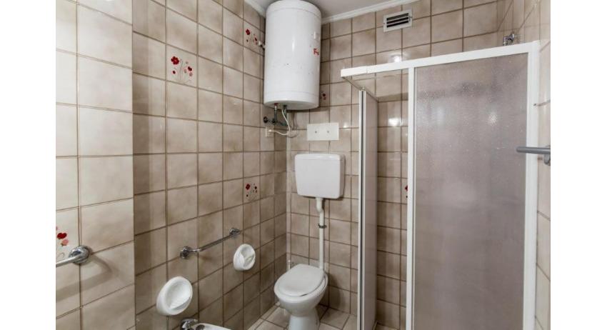 Ferienwohnungen LA ZATTERA: B4 - Badezimmer mit Duschkabine (Beispiel)
