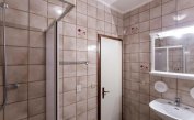 appartament LA ZATTERA: B4 - salle de bain avec cabine de douche (exemple)