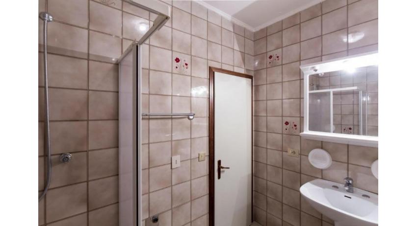 apartments LA ZATTERA: B4 - bathroom with a shower enclosure (example)