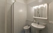 apartments LA ZATTERA: C6 - bathroom with a shower enclosure (example)