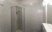 Ferienwohnungen LA ZATTERA: C6 - Badezimmer mit Duschkabine (Beispiel)
