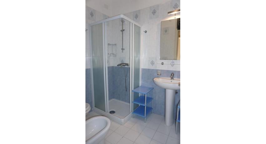 appartament LOS NIDOS: C6 - salle de bain avec cabine de douche (exemple)