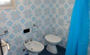 Ferienwohnungen LOS NIDOS: C6 - Badezimmer mit Duschvorhang (Beispiel)