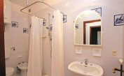 apartments SOGGIORNO ADRIATICO: B5 - bathroom with shower-curtain (example)