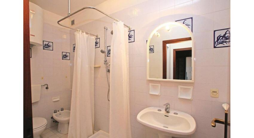appartament SOGGIORNO ADRIATICO: B5 - salle de bain avec rideau de douche (exemple)