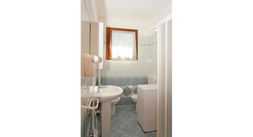 résidence VILLAGGIO DEI FIORI: C6 - salle de bain avec cabine de douche (exemple)