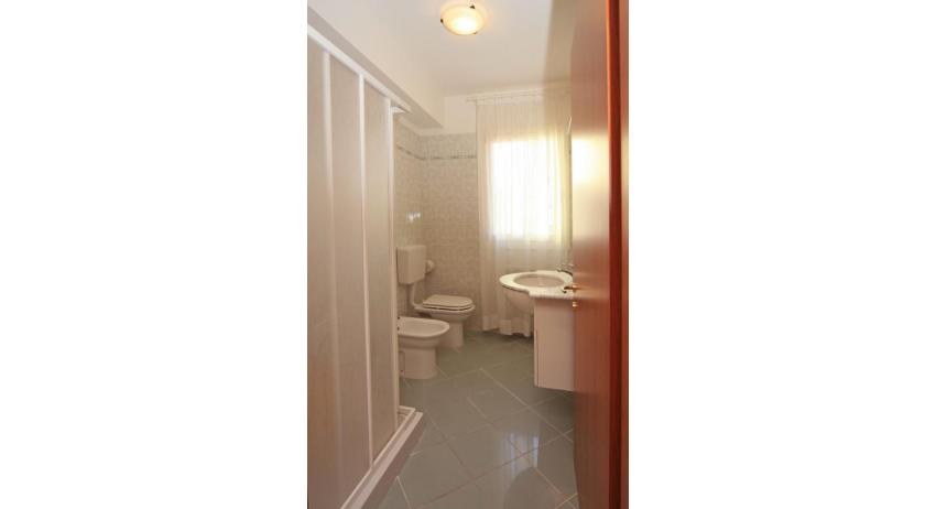 Residence ROBERTA: B5 Family - Badezimmer mit Duschkabine (Beispiel)