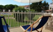 résidence VILLAGGIO SELENIS: B4 - balcon vue piscine (exemple)