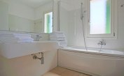 Ferienwohnungen MAESTRALE: B4/VD - Badezimmer mit Badewanne (Beispiel)