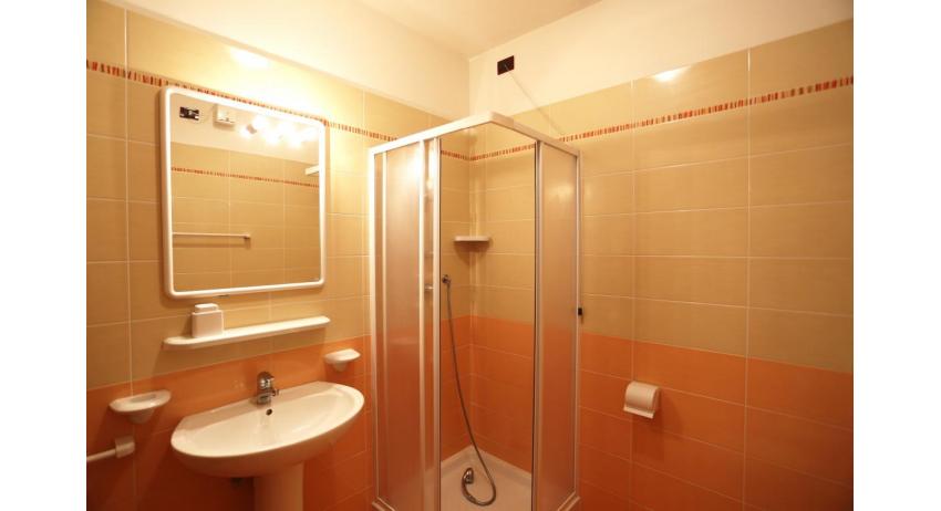 Residence VILLAGGIO AI PINI: C7/V - Badezimmer mit Duschkabine (Beispiel)