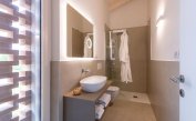 résidence PAREUS BEACH RESORT: VILLA MARE - salle de bain avec cabine de douche (exemple)