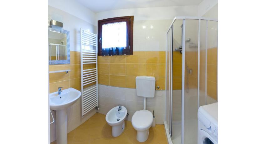 residence VILLAGGIO DEI FIORI: A4 - bagno con lavatrice (esempio)