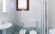 résidence VILLAGGIO DEI FIORI: A4 - salle de bain avec cabine de douche (exemple)