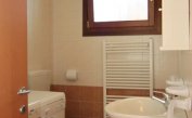 residence VILLAGGIO DEI FIORI: B4 - bagno con lavatrice (esempio)