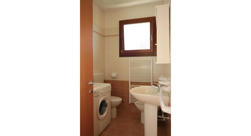 residence VILLAGGIO DEI FIORI: B4 - bathroom with washing machine (example)
