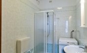 Residence VILLAGGIO DEI FIORI: B4 - Badezimmer mit Duschkabine (Beispiel)