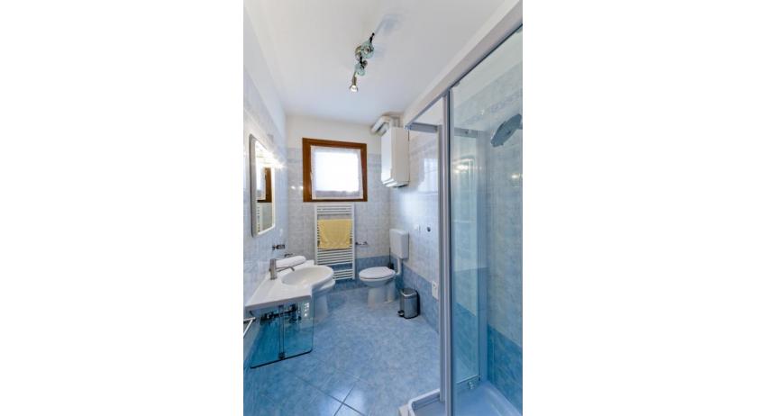 residence VILLAGGIO DEI FIORI: B4 - bagno con box doccia (esempio)