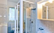 appartament CARAVELLE: B4 - salle de bain avec lave-linge (exemple)