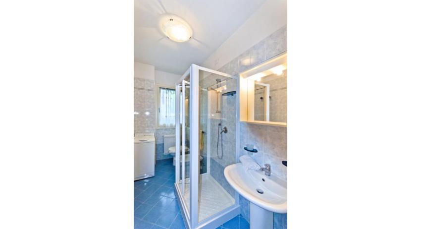 appartamenti CARAVELLE: B4 - bagno con lavatrice (esempio)