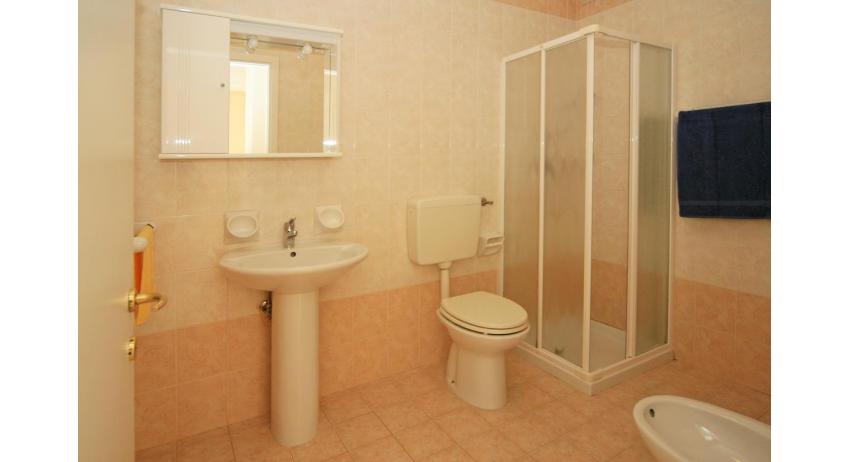 residence CRISTOFORO COLOMBO: A4 - bathroom with a shower enclosure (example)