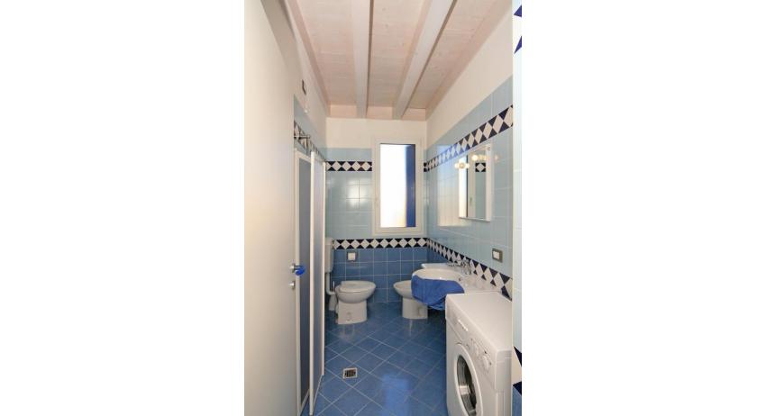 apartments STEFANIA: B4 - bathroom with washing machine (example)