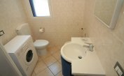 Ferienwohnungen STEFANIA: C6 - Badezimmer mit Waschmaschine (Beispiel)