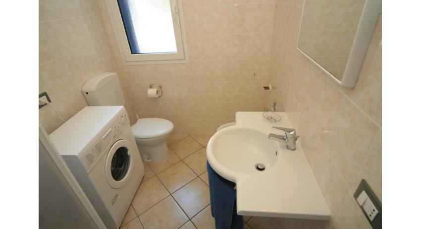 Ferienwohnungen STEFANIA: C6 - Badezimmer mit Waschmaschine (Beispiel)