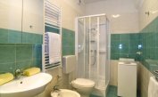 Residence GALLERIA GRAN MADO: A4 - Badezimmer mit Duschkabine (Beispiel)