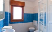 Residence GALLERIA GRAN MADO: B5 Standard - Badezimmer mit Duschkabine (Beispiel)