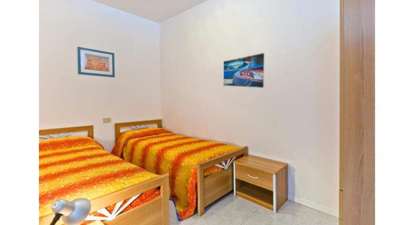 résidence CRISTOFORO COLOMBO: C6 - chambre avec deux lits (exemple)
