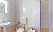 Residence CRISTINA BEACH: A4 - Badezimmer mit Duschkabine (Beispiel)