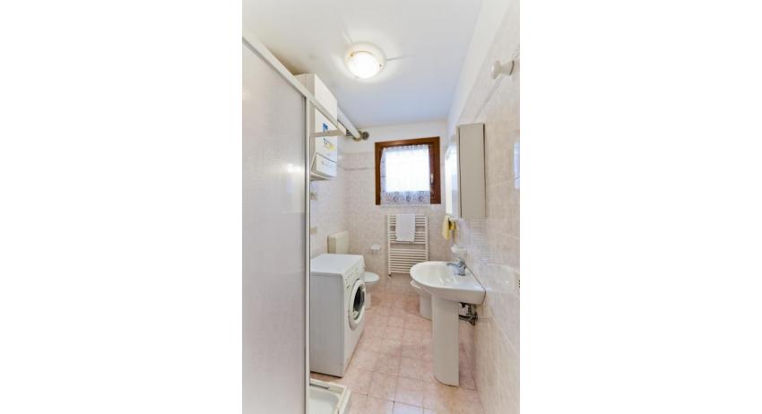 résidence CRISTINA BEACH: B4 - salle de bain avec lave-linge (exemple)