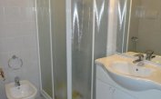 Ferienwohnungen ACAPULCO: B4 - Badezimmer mit Duschkabine (Beispiel)