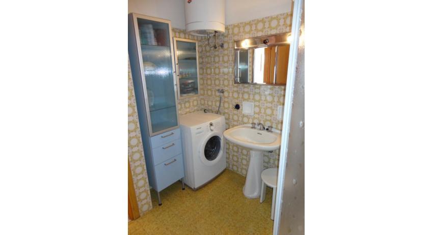Ferienwohnungen ACAPULCO: B4 - Badezimmer mit Waschmaschine (Beispiel)
