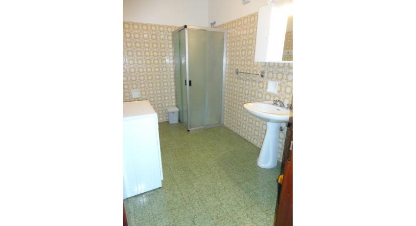 appartament ACAPULCO: B5 - salle de bain avec cabine de douche (exemple)