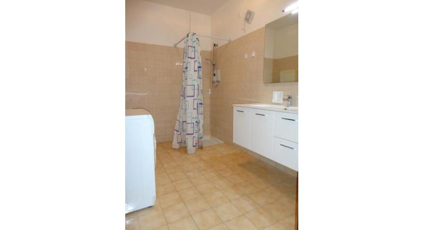 appartamenti ACAPULCO: B5 - bagno con tenda (esempio)