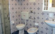 Ferienwohnungen AURORA: B6 - Badezimmer mit Duschkabine (Beispiel)