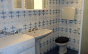 Ferienwohnungen MARCO POLO: B5 - Badezimmer mit Duschkabine (Beispiel)