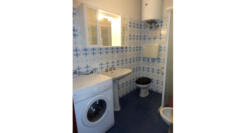 Ferienwohnungen MARCO POLO: B5 - Badezimmer mit Duschkabine (Beispiel)