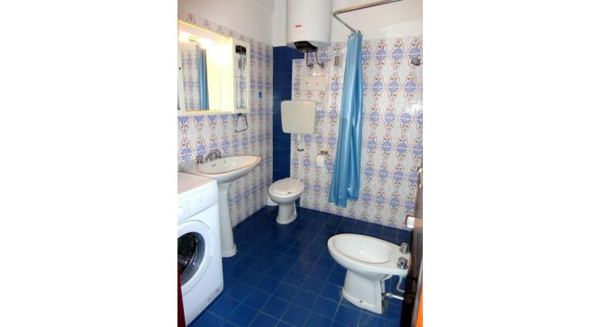 apartments MARCO POLO: B5 - bathroom with washing machine (example)