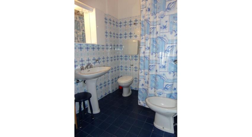 Ferienwohnungen MARCO POLO: C6/7 - Badezimmer mit Duschvorhang (Beispiel)