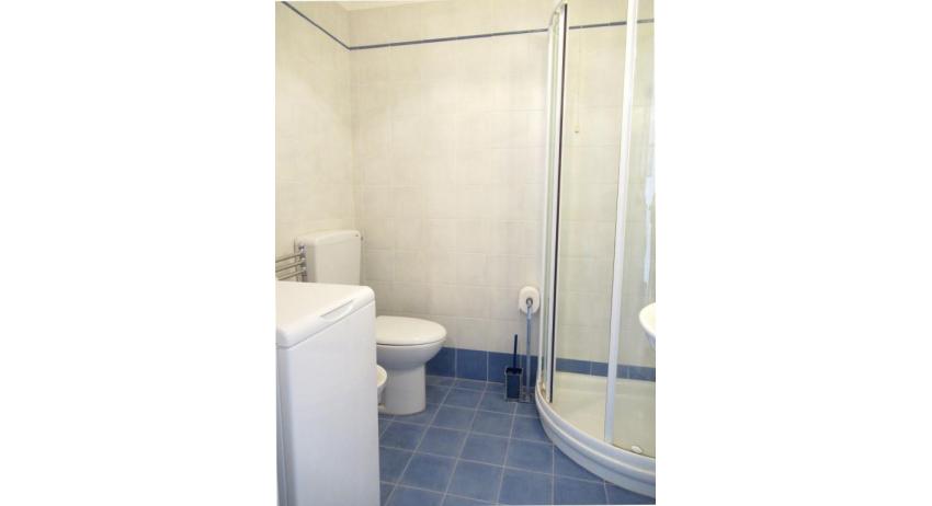 Ferienwohnungen MIRAMARE: C8/1-8 - Badezimmer mit Duschkabine (Beispiel)