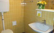 Ferienwohnungen MIRAMARE: C8/1-8 - Badezimmer mit Duschvorhang (Beispiel)
