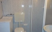 apartments MIRAMARE: C8/1-8 - bathroom with a shower enclosure (example)