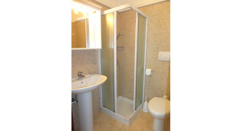 appartamenti MIRAMARE: C8/1-8 - bagno con box doccia (esempio)